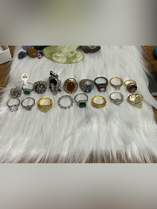 Jewelry - 17 Sparkling Rings Lot